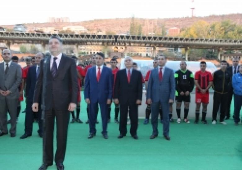 Մարզական տոնախմբությանը մասնակցում էր նաև ՀՀ վարչապետ Տիգրան Սարգսյանը (Լուսանկարներ) Մարզական տոնախմբությանը մասնակցում էր նաև ՀՀ վարչապետ Տիգրան Սարգսյանը (Լուսանկարներ)