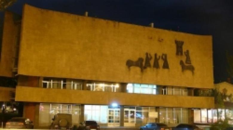 Ատրճանակ և փամփուշտներ` Շախմատի տան մոտ Ատրճանակ և փամփուշտներ` Շախմատի տան մոտ