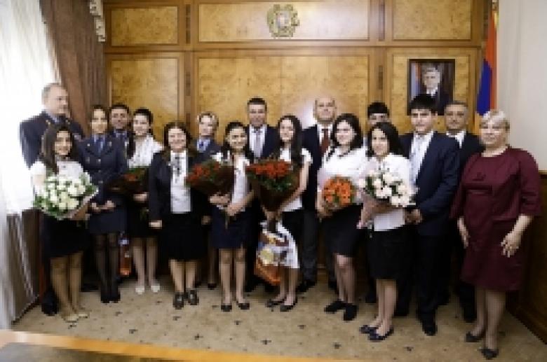 Ոստիկանին նվիրված շարադրության մրցույթի հաղթողների պարգևատրման արարողություն ՀՀ ոստիկանությունում (ՏԵՍԱՆՅՈՒԹ և ԼՈՒՍԱՆԿԱՐՆԵՐ) Ոստիկանին նվիրված շարադրության մրցույթի հաղթողների պարգևատրման արարողություն ՀՀ ոստիկանությունում (ՏԵՍԱՆՅՈՒԹ և ԼՈՒՍԱՆԿԱՐՆԵՐ)