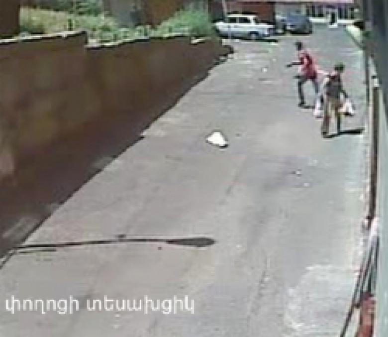 Փողոցի տեսախցիկն արձանագրել է կնոջը կողոպտելու պահը (ՏԵՍԱՆՅՈՒԹ) Փողոցի տեսախցիկն արձանագրել է կնոջը կողոպտելու պահը (ՏԵՍԱՆՅՈՒԹ)