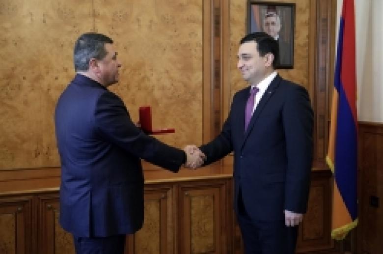 Приказом начальника полиции министр здравоохранения РА награжден медалью «За укрепление сотрудничества»  Приказом начальника полиции министр здравоохранения РА награжден медалью «За укрепление сотрудничества»