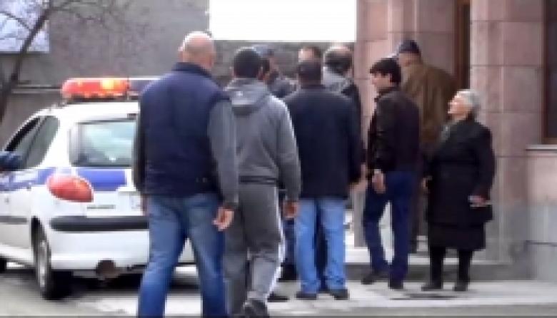 «Քավորին խփեցին»,- գոռաց կինը (ՏԵՍԱՆՅՈՒԹ) «Քավորին խփեցին»,- գոռաց կինը (ՏԵՍԱՆՅՈՒԹ)