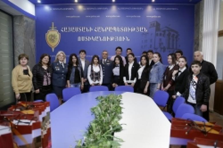 Դպրոցականները ոստիկանությունում (ՏԵՍԱՆՅՈՒԹ և ԼՈՒՍԱՆԿԱՐՆԵՐ) Դպրոցականները ոստիկանությունում (ՏԵՍԱՆՅՈՒԹ և ԼՈՒՍԱՆԿԱՐՆԵՐ)