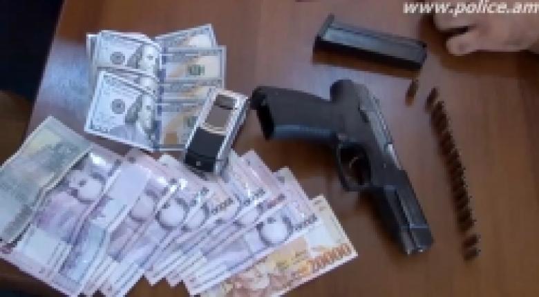 Ոստիկանություն բերման ենթարկվածների մոտ զենք-զինամթերք է հայտնաբերվել (ՏԵՍԱՆՅՈՒԹ) Ոստիկանություն բերման ենթարկվածների մոտ զենք-զինամթերք է հայտնաբերվել (ՏԵՍԱՆՅՈՒԹ)