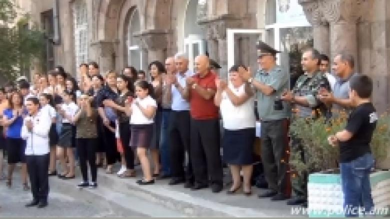 Ոստիկանության վետերանների այցելություններից գոհ էին թե աշակերտներն ու ուսուցիչները և թե ծնողները (ՏԵՍԱՆՅՈՒԹ) Ոստիկանության վետերանների այցելություններից գոհ էին թե աշակերտներն ու ուսուցիչները և թե ծնողները (ՏԵՍԱՆՅՈՒԹ)