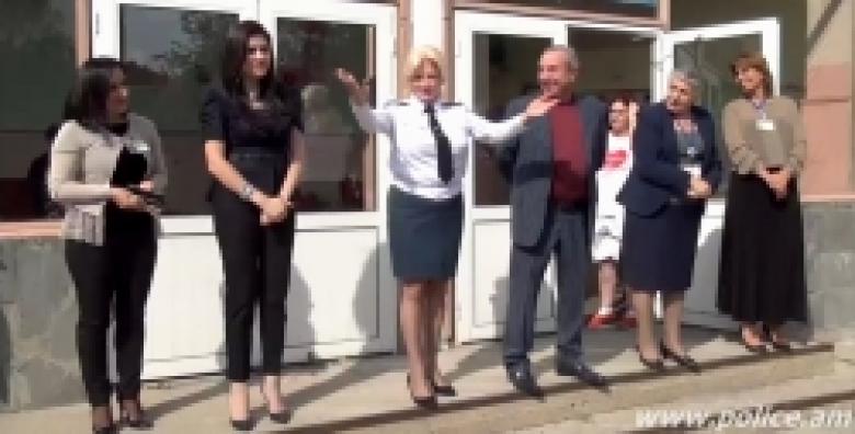 ՀՈԳԱՏԱՐՈՒԹՅԱՆ ՀԱՍՑԵՆԵՐ. երեխաները ժեստերի լեզվով բարեմաղթանքներ հղեցին ոստիկաններին (ՏԵՍԱՆՅՈՒԹ) ՀՈԳԱՏԱՐՈՒԹՅԱՆ ՀԱՍՑԵՆԵՐ. երեխաները ժեստերի լեզվով բարեմաղթանքներ հղեցին ոստիկաններին (ՏԵՍԱՆՅՈՒԹ)