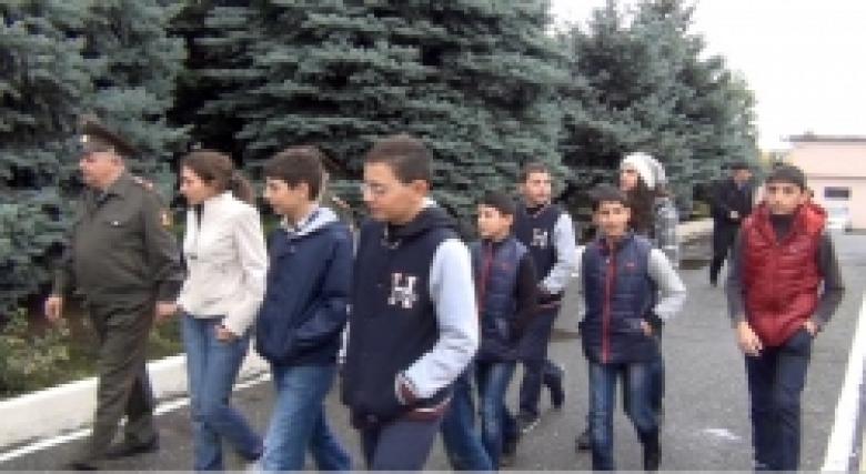 Դպրոցականները ոստիկանության Երևան քաղաքի վարչության պարեկապահակետային ծառայության գնդում (ՏԵՍԱՆՅՈՒԹ) Դպրոցականները ոստիկանության Երևան քաղաքի վարչության պարեկապահակետային ծառայության գնդում (ՏԵՍԱՆՅՈՒԹ)