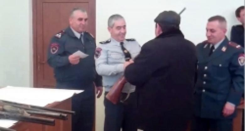 Ոստիկանությունում օրինականացված որսորդական հրացանները հանձնվեցին քաղաքացիներին (ՏԵՍԱՆՅՈՒԹ) Ոստիկանությունում օրինականացված որսորդական հրացանները հանձնվեցին քաղաքացիներին (ՏԵՍԱՆՅՈՒԹ)