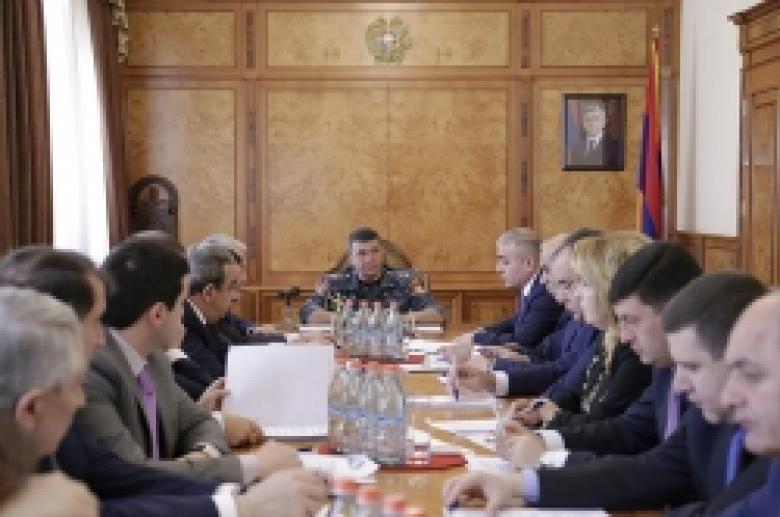 В Полиции состоялось очередное заседание Межведомственной комиссии по профилактике незаконного оборота наркотических средств и психотропных веществ в Республике Армения (ВИДЕО и ФОТОРЯД) В Полиции состоялось очередное заседание Межведомственной комиссии по профилактике незаконного оборота наркотических средств и психотропных веществ в Республике Армения (ВИДЕО и ФОТОРЯД)