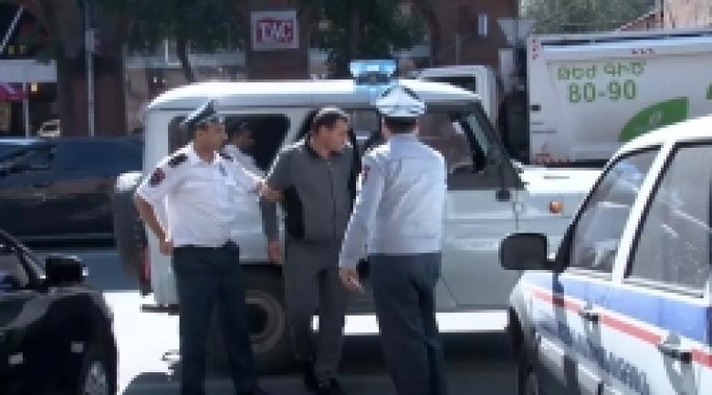 Ոստիկաններին տեսնելով՝ թմրամիջոցը նետել էր գետին և ոտքով փշրել (ՏԵՍԱՆՅՈՒԹ)  Ոստիկաններին տեսնելով՝ թմրամիջոցը նետել էր գետին և ոտքով փշրել (ՏԵՍԱՆՅՈՒԹ)