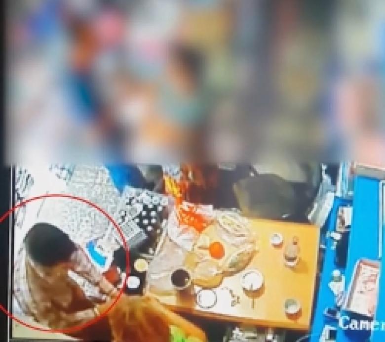 ԱՐՁԱԳԱՆՔԵՔ, ՃԱՆԱՉՈՂՆԵՐ. տեսագրող սարքը նկարահանել է առևտրի կենտրոնում կնոջից գումար հափշտակողին (ՏԵՍԱՆՅՈՒԹ) ԱՐՁԱԳԱՆՔԵՔ, ՃԱՆԱՉՈՂՆԵՐ. տեսագրող սարքը նկարահանել է առևտրի կենտրոնում կնոջից գումար հափշտակողին (ՏԵՍԱՆՅՈՒԹ)