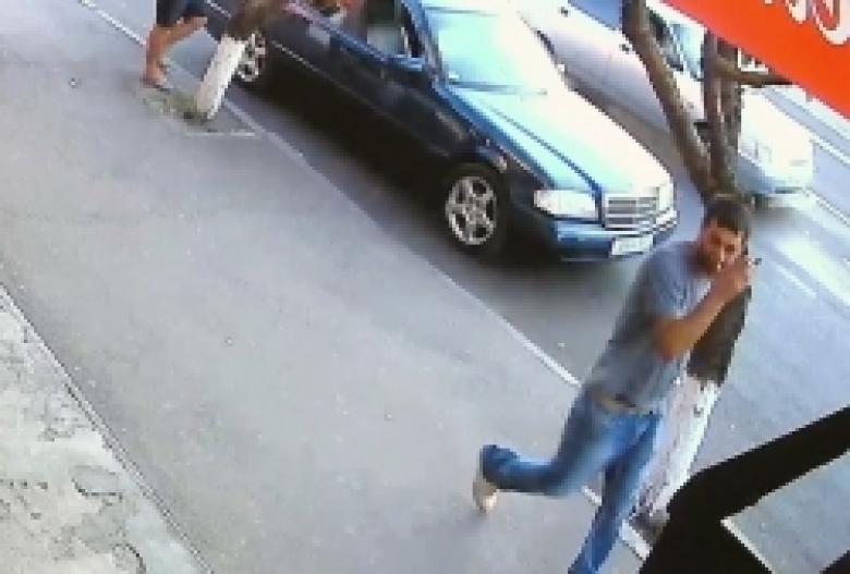 Տեսախցիկը ֆիքսել է կնոջ ոսկյա շղթան հափշտակելու մեջ կասկածվողին. կադրում երևացող անձին ճանաչողներին խնդրում ենք արձագանքել (ՏԵՍԱՆՅՈՒԹ) Տեսախցիկը ֆիքսել է կնոջ ոսկյա շղթան հափշտակելու մեջ կասկածվողին. կադրում երևացող անձին ճանաչողներին խնդրում ենք արձագանքել (ՏԵՍԱՆՅՈՒԹ)