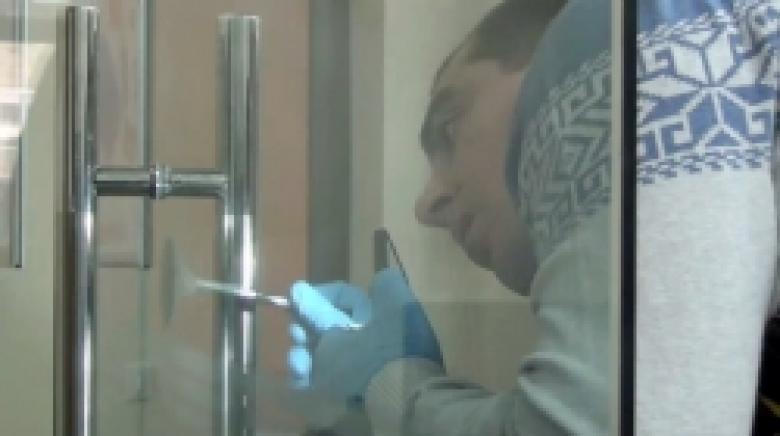 Գործարք կատարելու պատրվակով մտել է բանկ, սպառնացել կառավարչին ու գումար պահանջել.  ձեռնարկվում են միջոցառումներ հանցագործություն կատարած անձի ինքնությունը պարզելու և նրան հայտնաբերելու ուղղությամբ (ՏԵՍԱՆՅՈՒԹ) Գործարք կատարելու պատրվակով մտել է բանկ, սպառնացել կառավարչին ու գումար պահանջել.  ձեռնարկվում են միջոցառումներ հանցագործություն կատարած անձի ինքնությունը պարզելու և նրան հայտնաբերելու ուղղությամբ (ՏԵՍԱՆՅՈՒԹ)