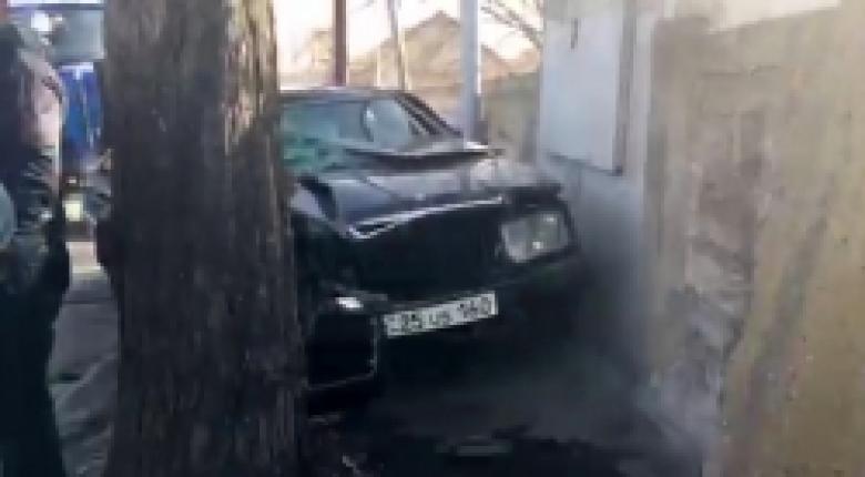 Գանձակում «Մերսեդեսը» բախվել է ծառի. վարորդը և ուղևորը մահացել են (ՏԵՍԱՆՅՈՒԹ, ԼՈՒՍԱՆԿԱՐՆԵՐ) Գանձակում «Մերսեդեսը» բախվել է ծառի. վարորդը և ուղևորը մահացել են (ՏԵՍԱՆՅՈՒԹ, ԼՈՒՍԱՆԿԱՐՆԵՐ)