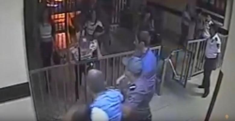 Առաջին հայացքից կանայք, սակայն իրականում աղջկա զգեստներով տղամարդիկ ու նրանց համախոհները ներխուժեցին ոստիկանության բաժին /ՏԵՍԱՆՅՈՒԹ/ Առաջին հայացքից կանայք, սակայն իրականում աղջկա զգեստներով տղամարդիկ ու նրանց համախոհները ներխուժեցին ոստիկանության բաժին /ՏԵՍԱՆՅՈՒԹ/