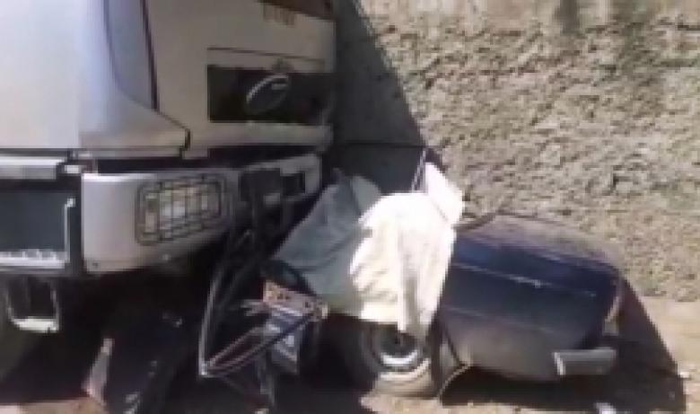 Երևան-Մեղրի ճանապարհին բեռնատարը բախվել է «ՎԱԶ-2106»-ի. կա 2 զոհ (ԼՈՒՍԱՆԿԱՐՆԵՐ) Երևան-Մեղրի ճանապարհին բեռնատարը բախվել է «ՎԱԶ-2106»-ի. կա 2 զոհ (ԼՈՒՍԱՆԿԱՐՆԵՐ)