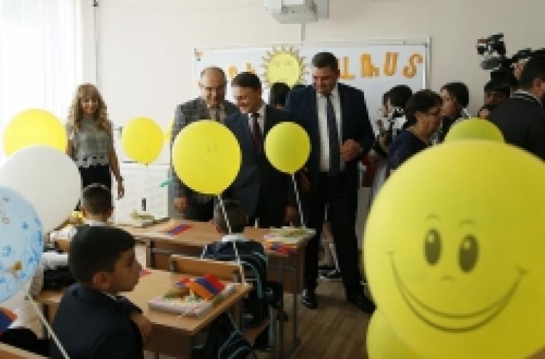 Սեպտեմբերի 1-ին Վալերիյ Օսիպյանը հարազատ դպրոցում էր (ՏԵՍԱՆՅՈՒԹ, ԼՈՒՍԱՆԿԱՐՆԵՐ) Սեպտեմբերի 1-ին Վալերիյ Օսիպյանը հարազատ դպրոցում էր (ՏԵՍԱՆՅՈՒԹ, ԼՈՒՍԱՆԿԱՐՆԵՐ)