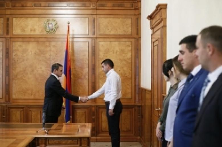 Ոստիկանության պետը առաջին սպայական կոչումներ հանձնեց 12 քաղաքացիների (ՏԵՍԱՆՅՈՒԹ, ԼՈՒՍԱՆԿԱՐՆԵՐ) Ոստիկանության պետը առաջին սպայական կոչումներ հանձնեց 12 քաղաքացիների (ՏԵՍԱՆՅՈՒԹ, ԼՈՒՍԱՆԿԱՐՆԵՐ)