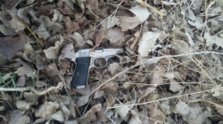 Գեղարքունիքի մարզում ոստիկանները հայտնաբերվել են հրազեն ու կասկածելի վնասվածքներով մեքենա (ԼՈՒՍԱՆԿԱՐՆԵՐ) Գեղարքունիքի մարզում ոստիկանները հայտնաբերվել են հրազեն ու կասկածելի վնասվածքներով մեքենա (ԼՈՒՍԱՆԿԱՐՆԵՐ)