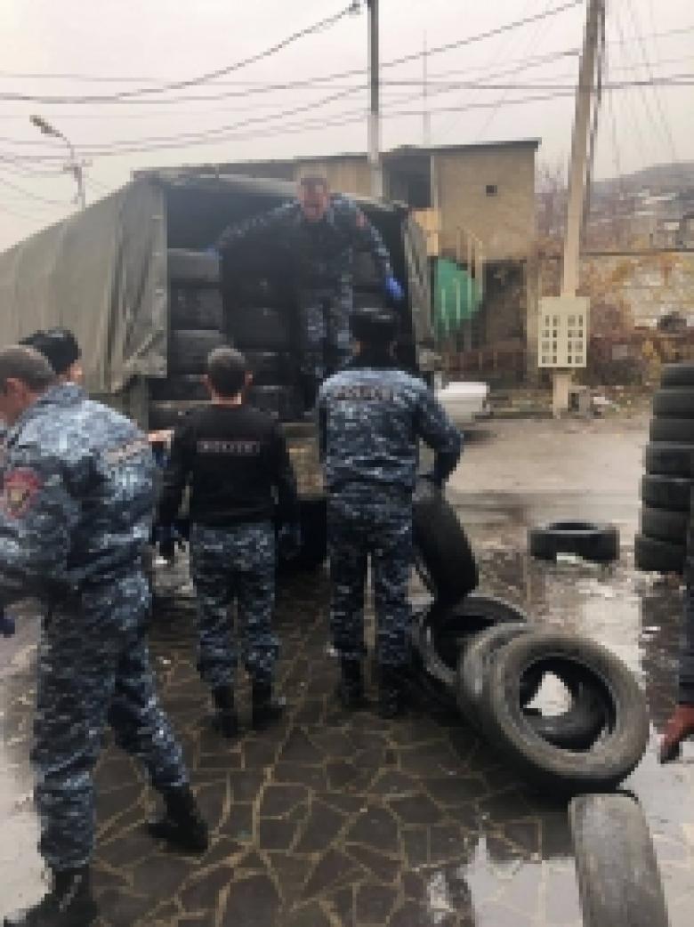 Ոստիկանները սահման են ուղարկել հարյուրավոր անվադողեր /ԼՈՒՍԱՆԿԱՐՆԵՐ/ Ոստիկանները սահման են ուղարկել հարյուրավոր անվադողեր /ԼՈՒՍԱՆԿԱՐՆԵՐ/