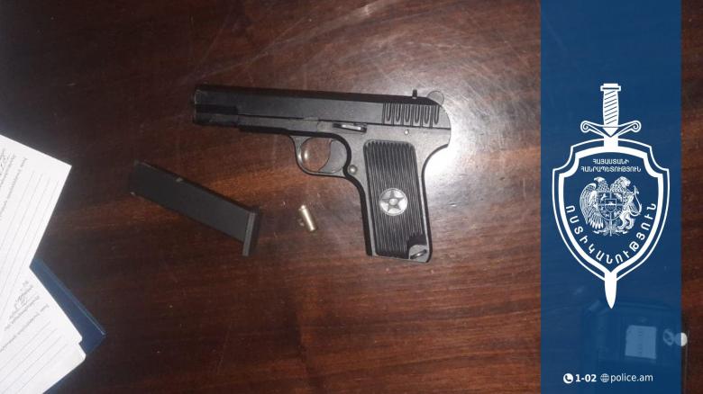 Խուլիգանության կասկածանքով ձերբակալված երիտասարդը ներկայացրել է մեկնարկային ատրճանակը Խուլիգանության կասկածանքով ձերբակալված երիտասարդը ներկայացրել է մեկնարկային ատրճանակը