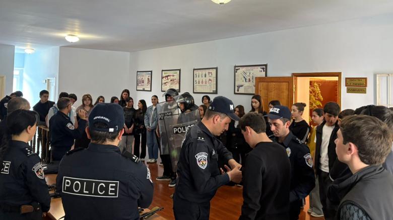 Աշակերտները՝ համայնքային ոստիկաններ․ ինտերակտիվ և գործնական տարրերով հագեցած ճանաչողական այց Համայնքային ոստիկանության Ջերմուկի բաժին Աշակերտները՝ համայնքային ոստիկաններ․ ինտերակտիվ և գործնական տարրերով հագեցած ճանաչողական այց Համայնքային ոստիկանության Ջերմուկի բաժին