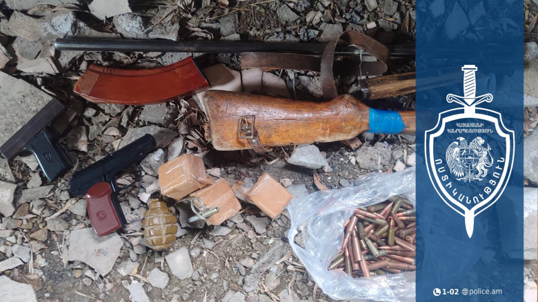 Գյումրու Մանուշյան փողոցում ոստիկանները զենք-զինամթերք են հայտնաբերել Գյումրու Մանուշյան փողոցում ոստիկանները զենք-զինամթերք են հայտնաբերել