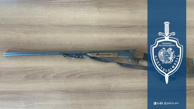 Արենի գյուղի բնակիչը հրացանը կամավոր հանձնել է ոստիկանություն Արենի գյուղի բնակիչը հրացանը կամավոր հանձնել է ոստիկանություն