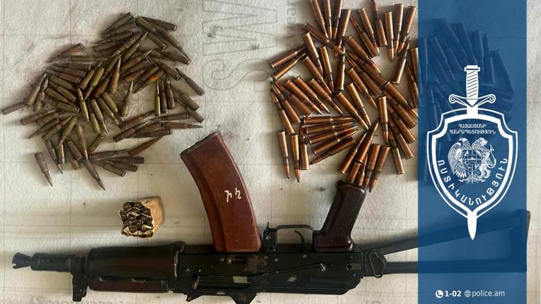 Ախուրյանի ոստիկանները կիսաքանդ շինությունում հայտնաբերել են «Կալաշնիկովի» ինքնաձիգ և զինամթերք Ախուրյանի ոստիկանները կիսաքանդ շինությունում հայտնաբերել են «Կալաշնիկովի» ինքնաձիգ և զինամթերք