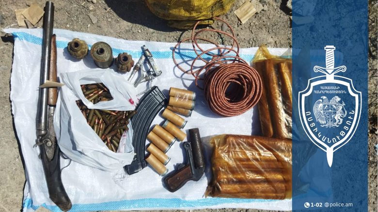 Գործարանի հետնամասում ոստիկանները զենք-զինամթերք են հայտնաբերել Գործարանի հետնամասում ոստիկանները զենք-զինամթերք են հայտնաբերել