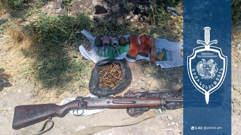 Շենգավիթի ոստիկանները Նորագավիթի գերեզմանատան մոտ զենք-զինամթերք են հայտնաբերել Շենգավիթի ոստիկանները Նորագավիթի գերեզմանատան մոտ զենք-զինամթերք են հայտնաբերել