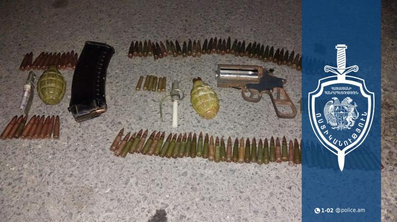 Կենտրոնականի համայնքային ոստիկանները գործարանի հետնամասում զենք-զինամթերք են հայտնաբերել Կենտրոնականի համայնքային ոստիկանները գործարանի հետնամասում զենք-զինամթերք են հայտնաբերել