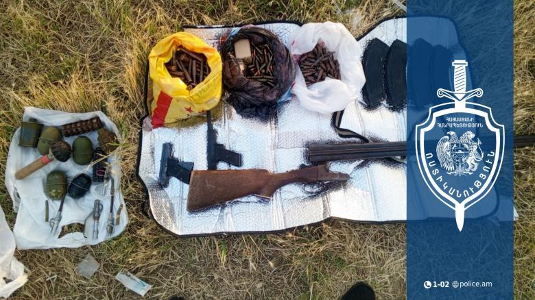 Էրեբունու համայնքային ոստիկանները Ջրաշեն-Ջրվեժ ճանապարհին մեծ քանակությամբ զենք-զինամթերք են հայտնաբերել Էրեբունու համայնքային ոստիկանները Ջրաշեն-Ջրվեժ ճանապարհին մեծ քանակությամբ զենք-զինամթերք են հայտնաբերել