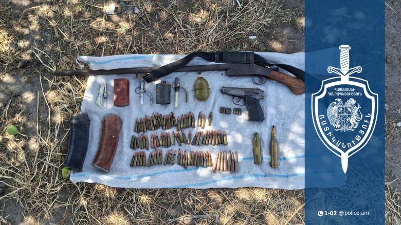 Համայնքային ոստիկանները գերեզմանատուն տանող ճանապարհին զենք-զինամթերք են հայտնաբերել Համայնքային ոստիկանները գերեզմանատուն տանող ճանապարհին զենք-զինամթերք են հայտնաբերել