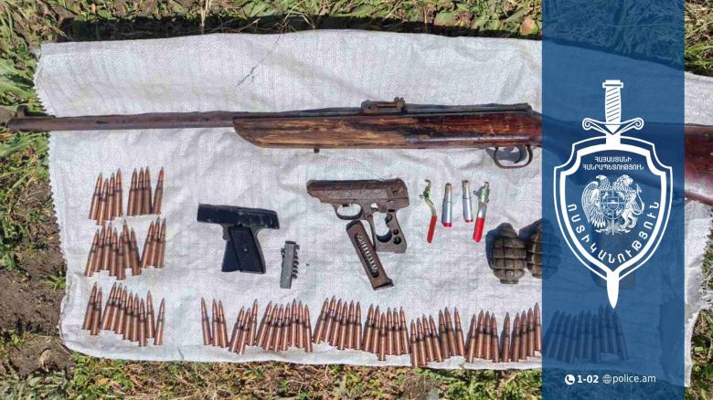 Ամասիա գյուղի ցուցանակի մոտ զենք-զինամթերք է հայտնաբերվել Ամասիա գյուղի ցուցանակի մոտ զենք-զինամթերք է հայտնաբերվել