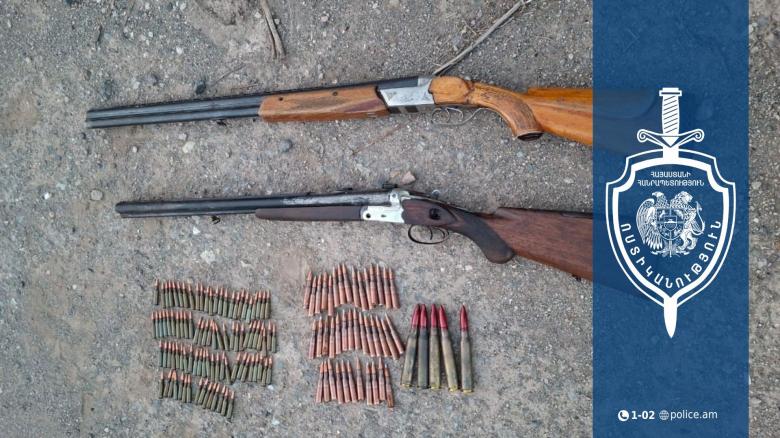 Չարենցավանի համայնքային ոստիկանները գերեզմանատան մոտ զենք-զինամթերք են հայտնաբերել Չարենցավանի համայնքային ոստիկանները գերեզմանատան մոտ զենք-զինամթերք են հայտնաբերել