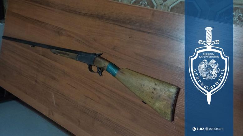 Արտաշատի ոստիկանները 40-ամյա նորաշենցու տանը ապօրինի պահվող հրացան են հայտնաբերել Արտաշատի ոստիկանները 40-ամյա նորաշենցու տանը ապօրինի պահվող հրացան են հայտնաբերել