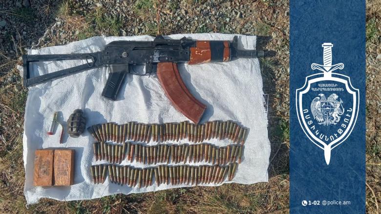 Ամասիա-Հողմիկ ճանապարհին հայատնաբերվել է ինքնաձիգ և զինամթերք Ամասիա-Հողմիկ ճանապարհին հայատնաբերվել է ինքնաձիգ և զինամթերք