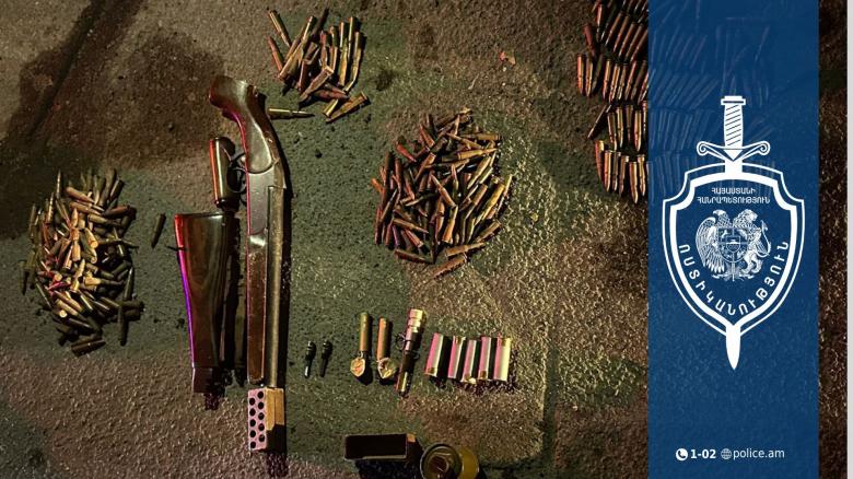 Քանաքեռ-Զեյթունի համայնքային ոստիկանները գերեզմանատան մոտ հայտնաբերել են զենք-զինամթերք Քանաքեռ-Զեյթունի համայնքային ոստիկանները գերեզմանատան մոտ հայտնաբերել են զենք-զինամթերք