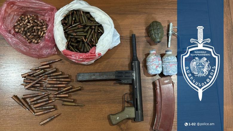 Էջմիածին-Արմավիր ավտոճանապարհին ատրճանակ ու զինամթերք է հայտնաբերվել Էջմիածին-Արմավիր ավտոճանապարհին ատրճանակ ու զինամթերք է հայտնաբերվել