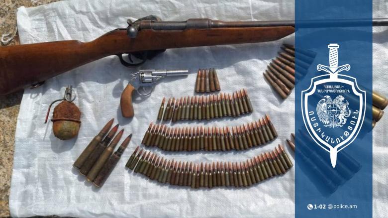 Վարդենիսի համայնքային ոստիկաններն ու Գեղարքունիքի մարզի պարեկները զենք-զինամթերք են հայտնաբերել  Վարդենիսի համայնքային ոստիկաններն ու Գեղարքունիքի մարզի պարեկները զենք-զինամթերք են հայտնաբերել