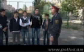 Փախուստի դիմած կողոպտչին բռնելիս ոստիկաններին օգնեցին նաև դպրոցականները (ՏԵՍԱՆՅՈՒԹ) Փախուստի դիմած կողոպտչին բռնելիս ոստիկաններին օգնեցին նաև դպրոցականները (ՏԵՍԱՆՅՈՒԹ)