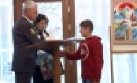 Ոստիկանության վետերանները պատվոգրեր և նվերներ հանձնեցին լավագույնը ճանաչված դպրոցականներին  (ՏԵՍԱՆՅՈՒԹ) Ոստիկանության վետերանները պատվոգրեր և նվերներ հանձնեցին լավագույնը ճանաչված դպրոցականներին  (ՏԵՍԱՆՅՈՒԹ)