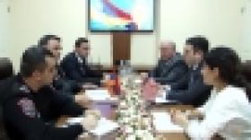 Ոստիկանության պետի տեղակալը ընդունել է ՀՀ-ում ԱՄՆ դեսպանության ներկայացուցիչների (ՏԵՍԱՆՅՈՒԹ) Ոստիկանության պետի տեղակալը ընդունել է ՀՀ-ում ԱՄՆ դեսպանության ներկայացուցիչների (ՏԵՍԱՆՅՈՒԹ)