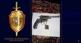 Ախուրյանի ոստիկանները ապօրինի զենք-զինամթերք են հայտնաբերել 