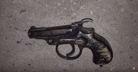 Վաղարշապատի քրեական հետախույզները ապօրինի ատրճանակ են հայտնաբերել ու առգրավել Վաղարշապատի քրեական հետախույզները ապօրինի ատրճանակ են հայտնաբերել ու առգրավել