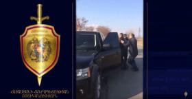 Ոստիկանության Արարատի բաժին բերման ենթարկվածի մեքենայի զննությամբ ատրճանակ ու դանակ է հայտնաբերվել Ոստիկանության Արարատի բաժին բերման ենթարկվածի մեքենայի զննությամբ ատրճանակ ու դանակ է հայտնաբերվել