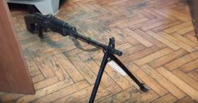 Ոստիկանության Բազումի բաժին բերման ենթարկվածի մեքենայում ապօրինի գնդացիր կար Ոստիկանության Բազումի բաժին բերման ենթարկվածի մեքենայում ապօրինի գնդացիր կար