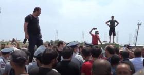 «Մեյմանդարի» շուկայում մեքենա շրջած անձինք բերման են ենթարկվել ոստիկանություն․ կան ձերբակալվածներ «Մեյմանդարի» շուկայում մեքենա շրջած անձինք բերման են ենթարկվել ոստիկանություն․ կան ձերբակալվածներ