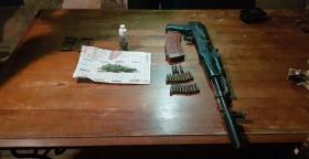 Ոստիկանության ծառայողները խուզարկությամբ ինքնաձիգ, փամփուշտներ ու թմրամիջոցներ են հայտնաբերել Ոստիկանության ծառայողները խուզարկությամբ ինքնաձիգ, փամփուշտներ ու թմրամիջոցներ են հայտնաբերել